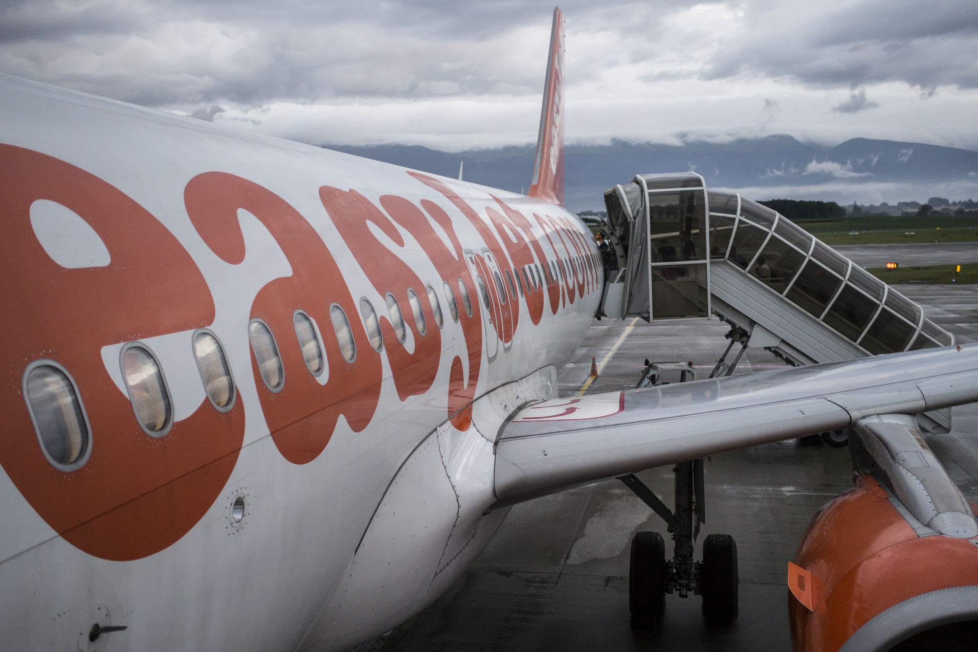 Passagiere steigen ueber die Treppe zum Flugzeug der Billigfluggesellschaft Easyjet auf dem Flughafen Genf Cointrin, im Juli 2016. (KEYSTONE/Alessandro della Valle) SCHWEIZ FLUGHAFEN GENF