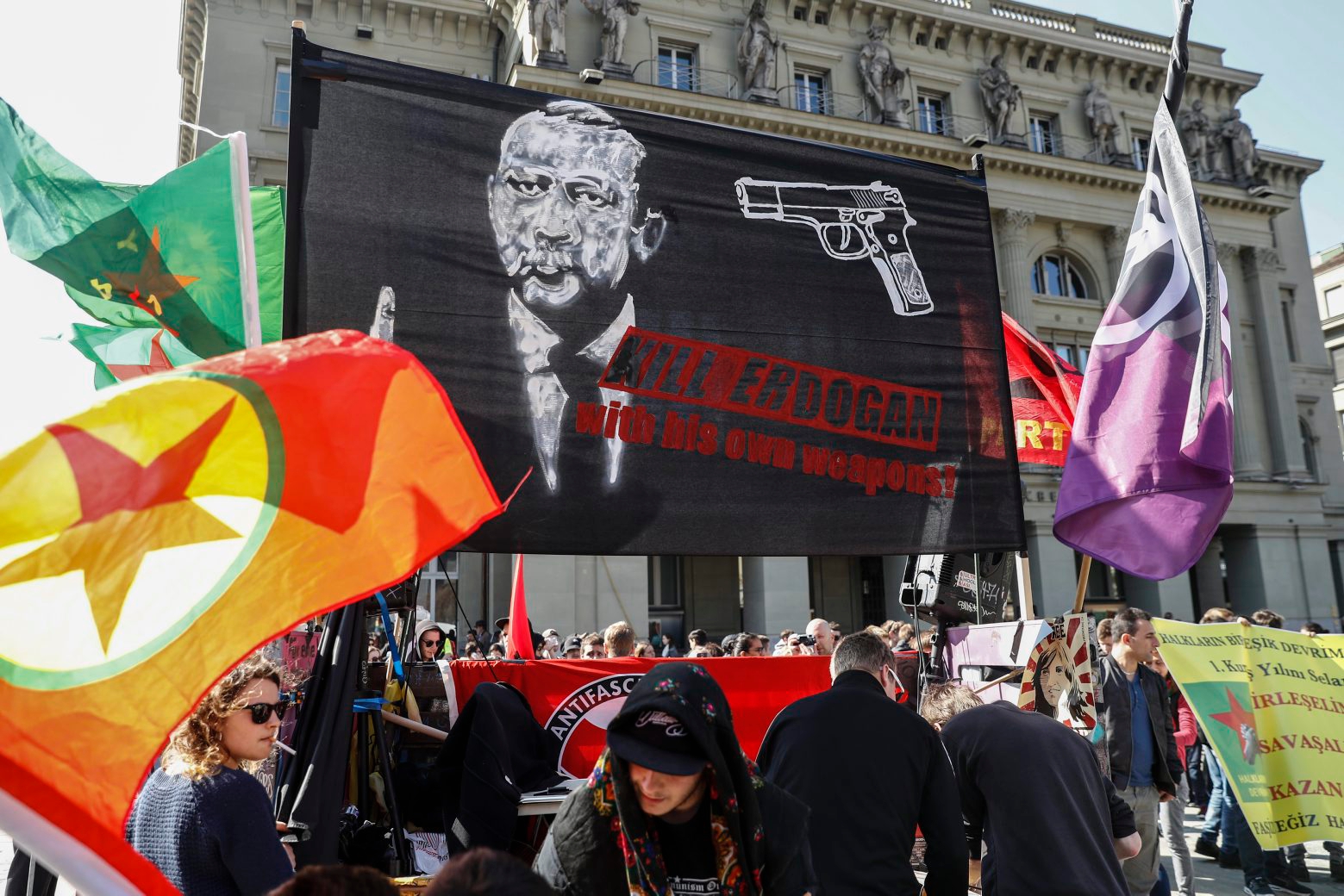 Kundgebungsteilnehmer protestieren gegen den tuerkischen Praesidenten Recep Tayyip Erdogan mit dem Slogan "Kill Erdogan with his own weapons", bei einer Kundgebung fuer Freiheit, Frieden Rechtsstaat und Demokratie in der Tuerkei, am Samstag, 25. Maerz 2017 in Bern. (KEYSTONE/Peter Klaunzer) SCHWEIZ TUERKEI DEMONSTRATION