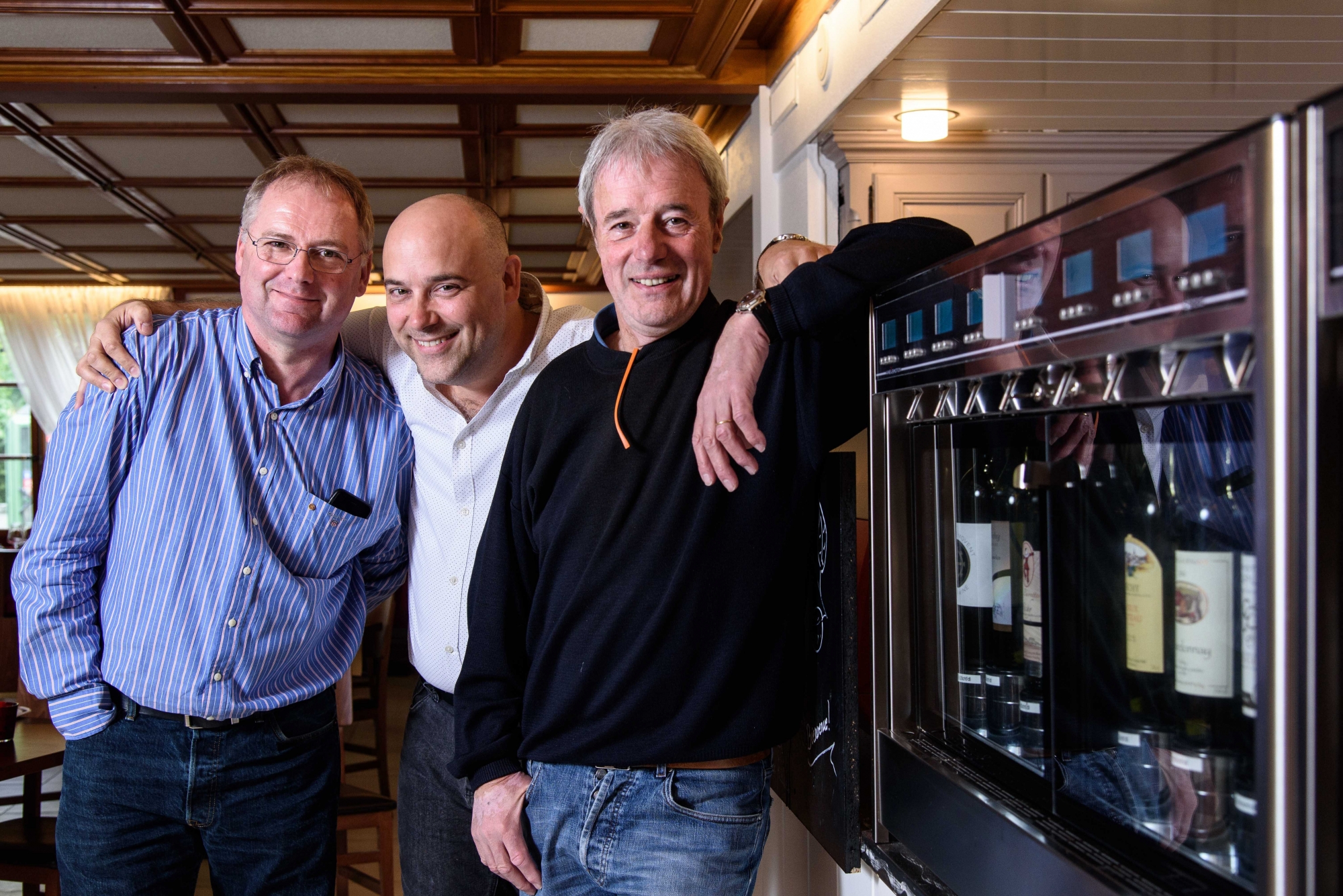 Féchy, jeudi 4 mai 2017, Auberge communale, présentation d'une machine à vins, de gauche à droite : Alain Bettems (vigneron à Féchy), Marc Salangros (gérant du restaurant) et Raymond Paccot (vigneron à Féchy), photos Cédric Sandoz