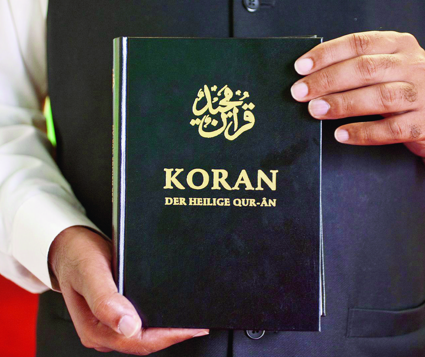 ARCHIVBILD ZUM RECHTSGUTACHTEN ZUR KORAN-VERTEILAKTION "LIES", AM FREITAG, 5. MAI 2017 -  A German edition of the Qur'an, pictured on October 16, 2009 at the Mahmoud Mosque in Zurich, Switzerland. (KEYSTONE/Alessandro Della Bella)

Eine deutsche Ausgabe des Korans, aufgenommen am 16. Oktober 2009 in der Mahmud Moschee in Zuerich. (KEYSTONE/Alessandro Della Bella) 
 SCHWEIZ ISLAM KORAN