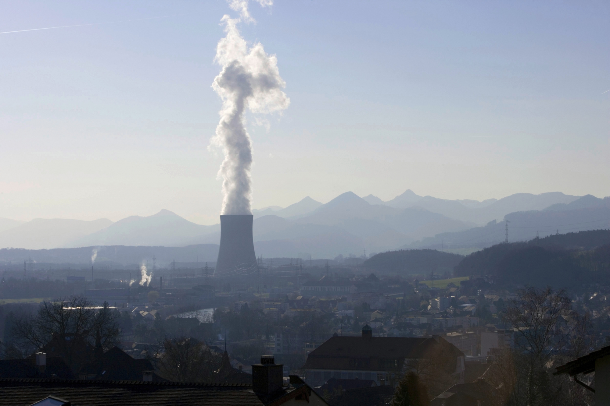ARCHIV - Eine Dampffahne aus verdunstetem Kuehlwasser stroemt am 12. Maerz 2007 aus dem Kuehlturm des Kernkraftwerks Goesgen, aufgenommen in Niedergoesgen, Schweiz. Die Kernanlagen in der Schweiz waren 2007 in gutem Zustand und wurden gemaess den Vorgaben betrieben. Zu diesem Schluss kommt die Hauptabteilung f¸r die Sicherheit der Kernanlagen (HSK) in ihrem Jahresrueckblick. Der Strahlenschutz sei jederzeit gewaehrleistet gewesen, teilte die HSK am Dienstag, 15. Januar 2008 mit. Im Laufe des vergangenen Jahres hatte die Aufsichtsbehoerde in den fuenf Kernanlagen 13 Vorfaelle festgestellt: Insgesamt acht in den beiden Bloecken des KKW Beznau, drei im KKW Leibstadt und je einen in den KKW  und Goesgen.  (KEYSTONE/Martin Ruetschi)

 SCHWEIZ AKW HSK BILANZ 2007