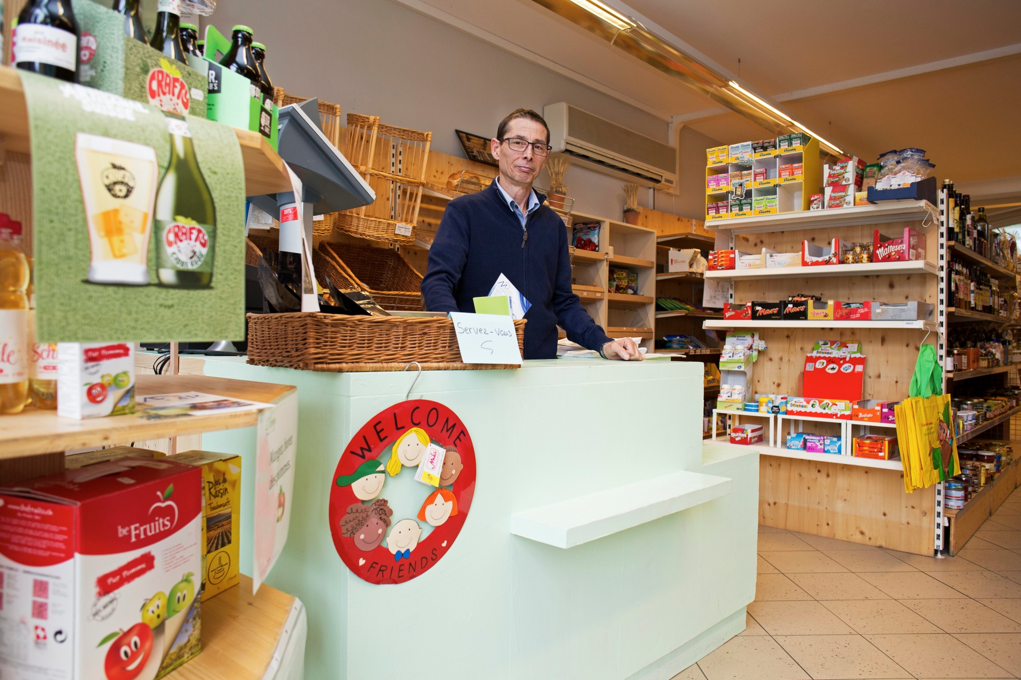 Depuis février 2017, Thierry Brondy a repris l'épicerie anciennement nommée "La Sauge" sur la place de la Saint-Jaques, à Etoy. Il l'a rebaptisée "L'Echoppe", le marché des villageois.
Vendredi 19 mai 2017, Etoy. Portrait de Thierry Brondy dans son épicerie à Etoy