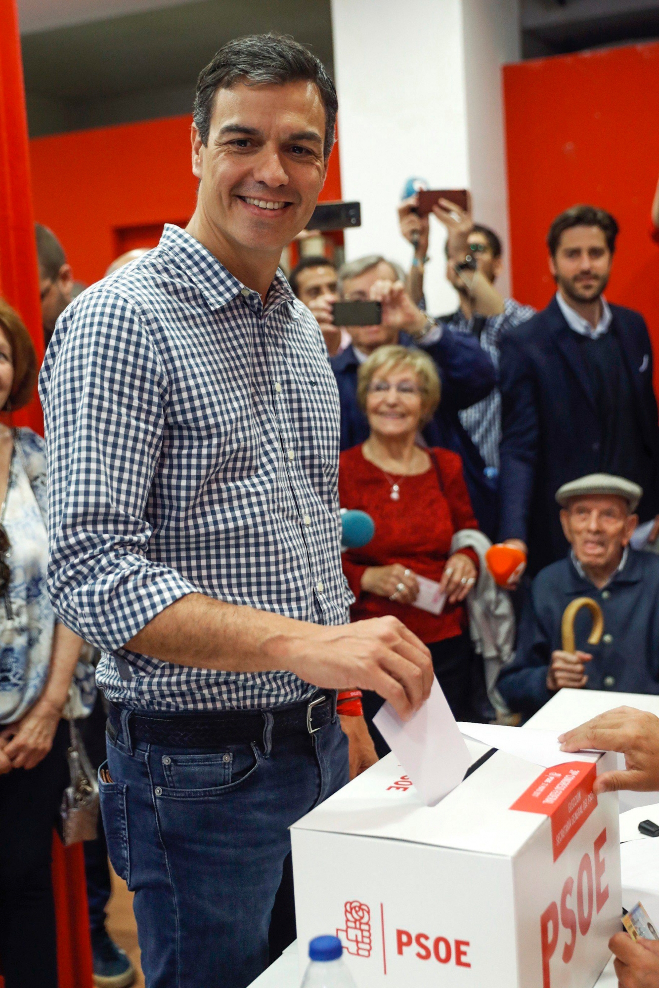 epa05978427 Candidate for the socialist party PSOE primary elections Pedro Sanchez casts his vote at a poll station of Pozuelo de Alarcon, Madrid Spain, 21 May 2017. The 187,000 members of the main opposition party of Spain are voting to choose their new leader.  EPA/EMILIO NARANJO SPAIN PARTIES PSOE LEADERSHIP VOTE