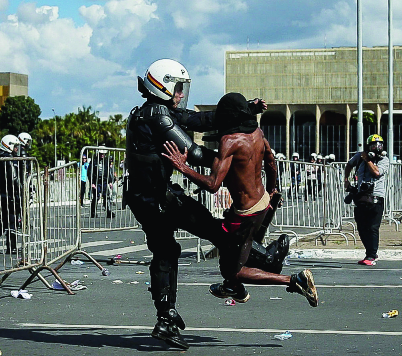 epa05987873 A riot police agent fights with a demonstrator during a protest at the Ministeries Esplanade, in Brasilia, Brazil, 24 May 2017. The access to the Agriculture Ministry facilities was attacked with Molotov cocktails by protesters calling for Brazilian President Michel Temer to resign.  EPA/Fernando Bizerra Jr. BRAZIL CORRUPTION