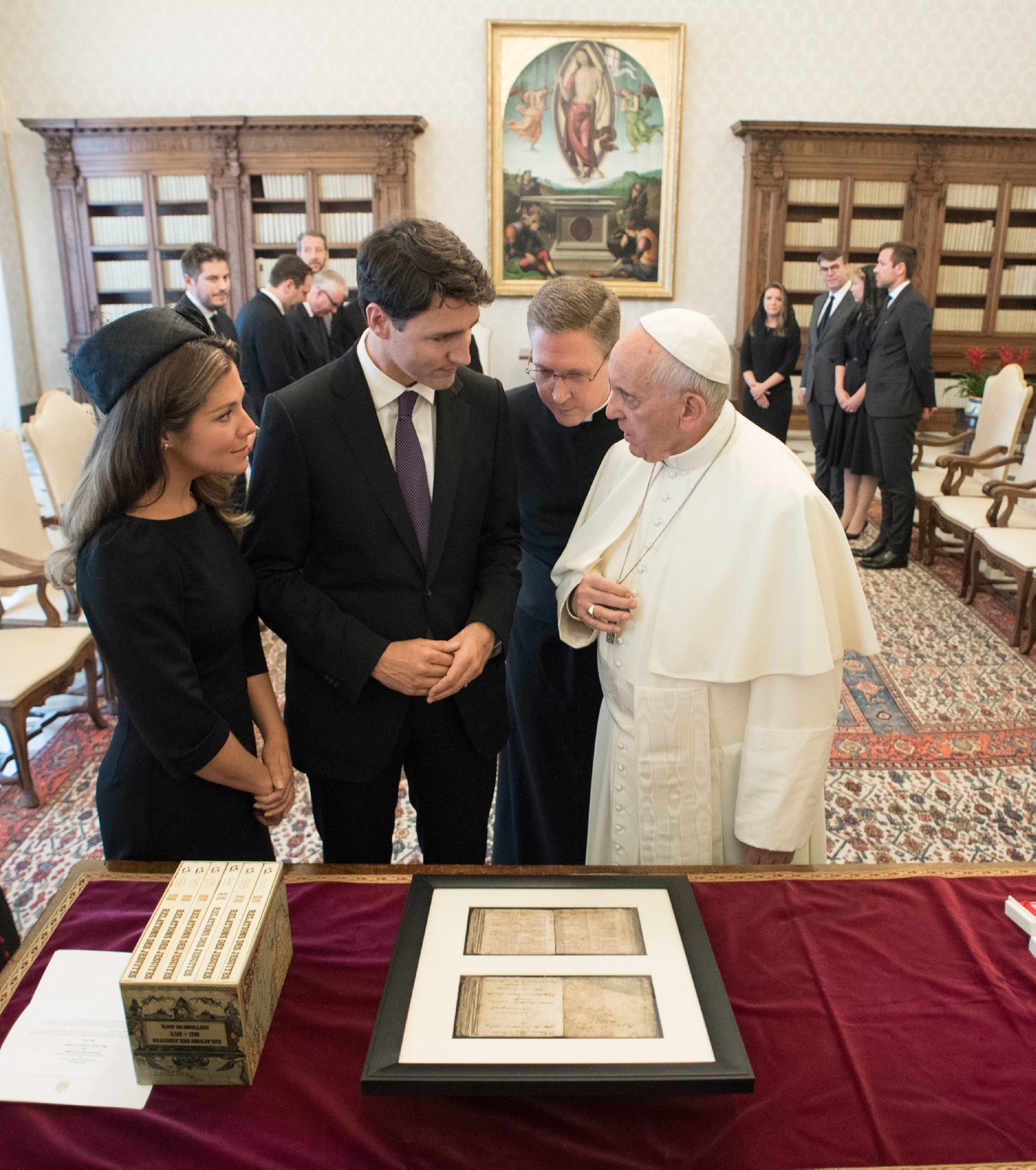 Canadian Prime Minister Justin Trudeau and his wife Sophie Gregoire-Trudeau exchange gifts with Pope Francis on the occasion of their private audience, at the Vatican, Monday, May 29, 2017. (L'Osservatore Romano/Pool Photo via AP) Vatican Canada