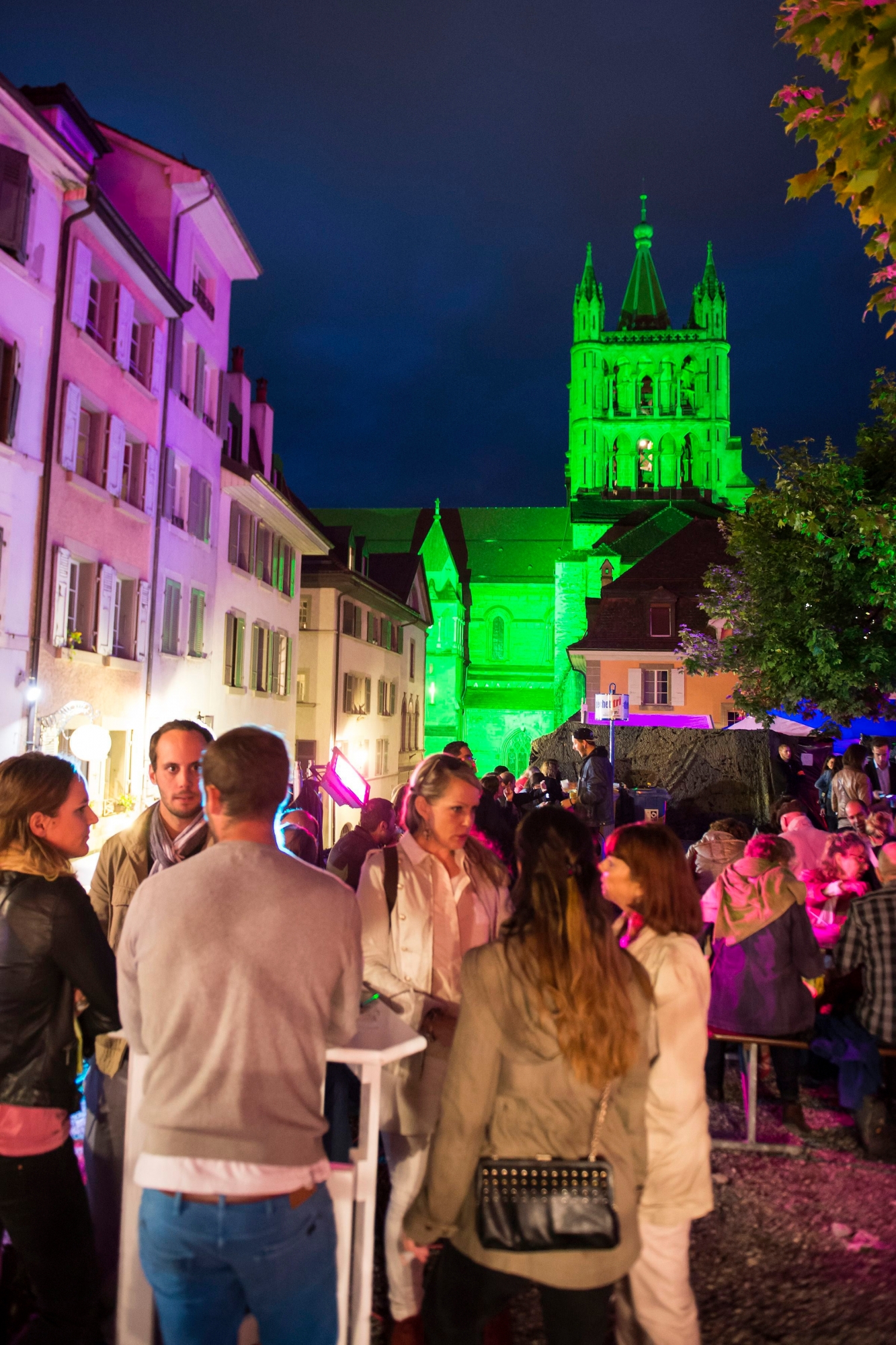 Des festivaliers ecoutent de la musique dans la cour de la Cite lors du Festival de la Cite ce vendredi soir 11 juillet 2014 a Lausanne. (KEYSTONE/Jean-Christophe Bott) SCHWEIZ FESTIVAL DE LA CITE LAUSANNE