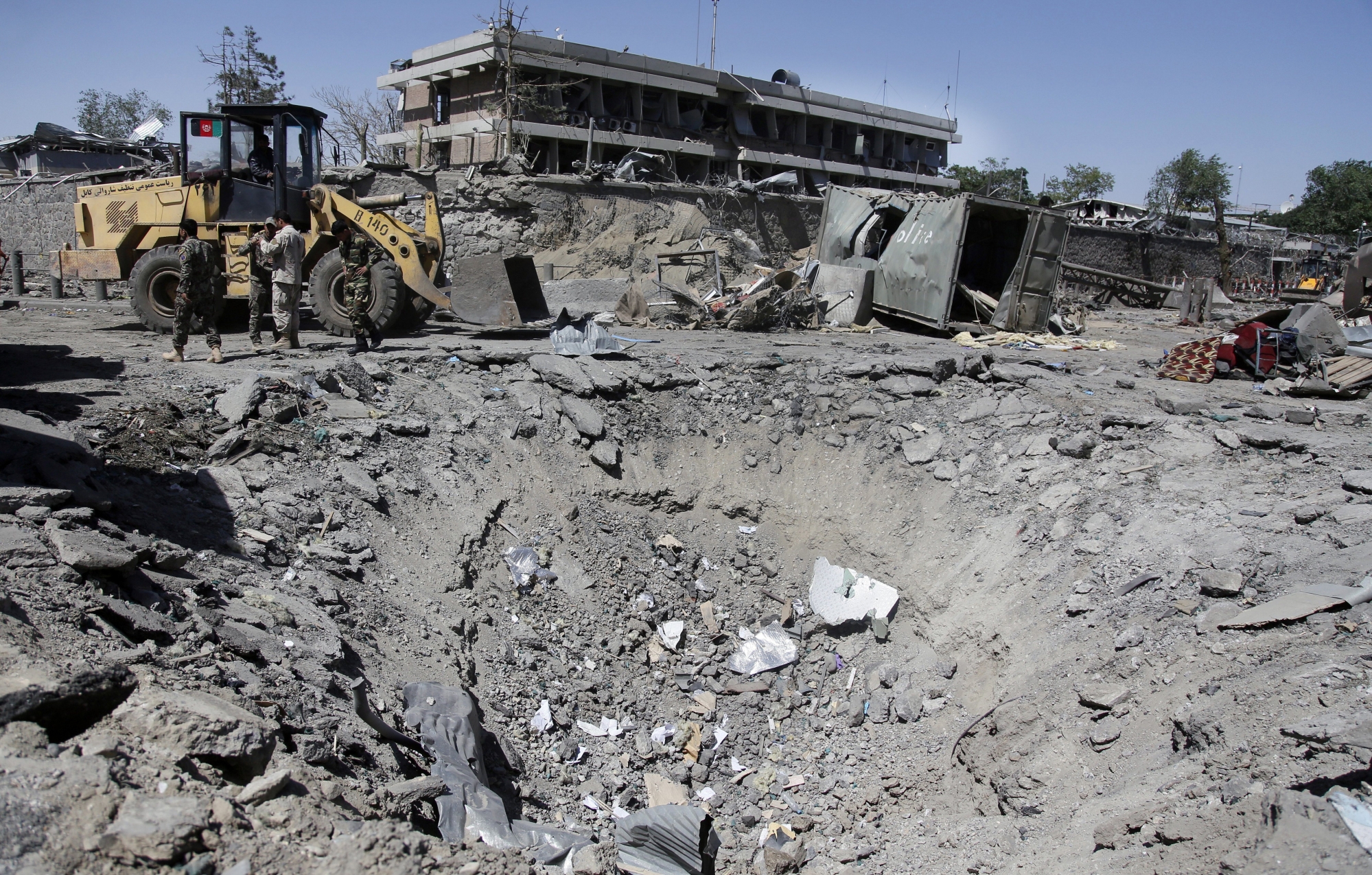 epa06001062 A huge crater is formed nearby the German embassy after a suicide bomb in Kabul, Afghanistan, 31 May 2017. At least 80 people were killed and more than 350 wounded n a suicide bomb attack near the foreign embassies in Kabul.  EPA/JAWAD JALALI AFGHANISTAN SUICIDE BOMB ATTACK