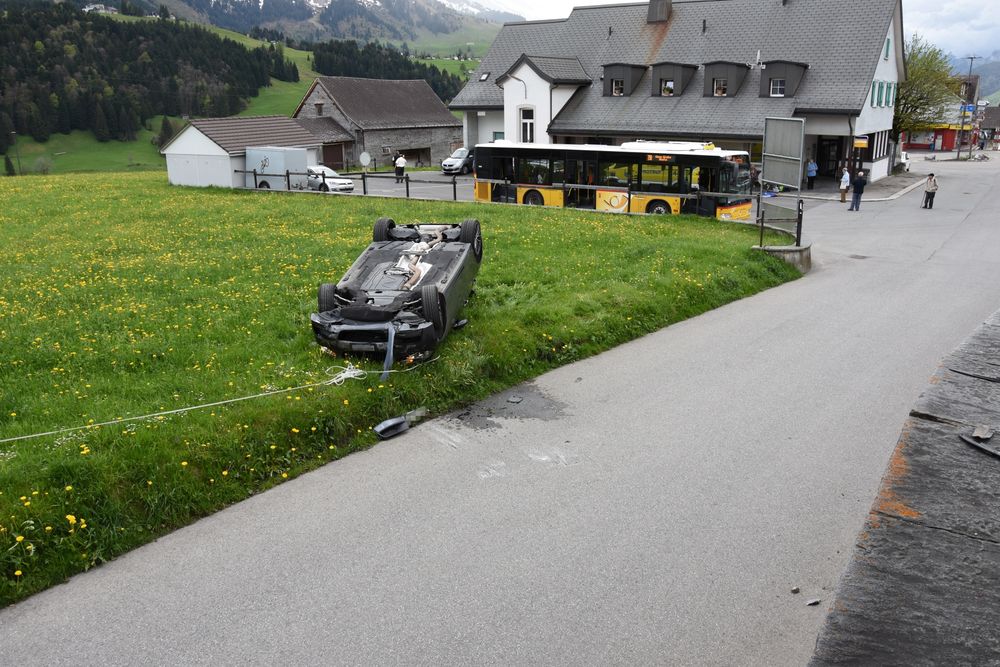 La voiture a fini sa course sur le toit, dans un champ.