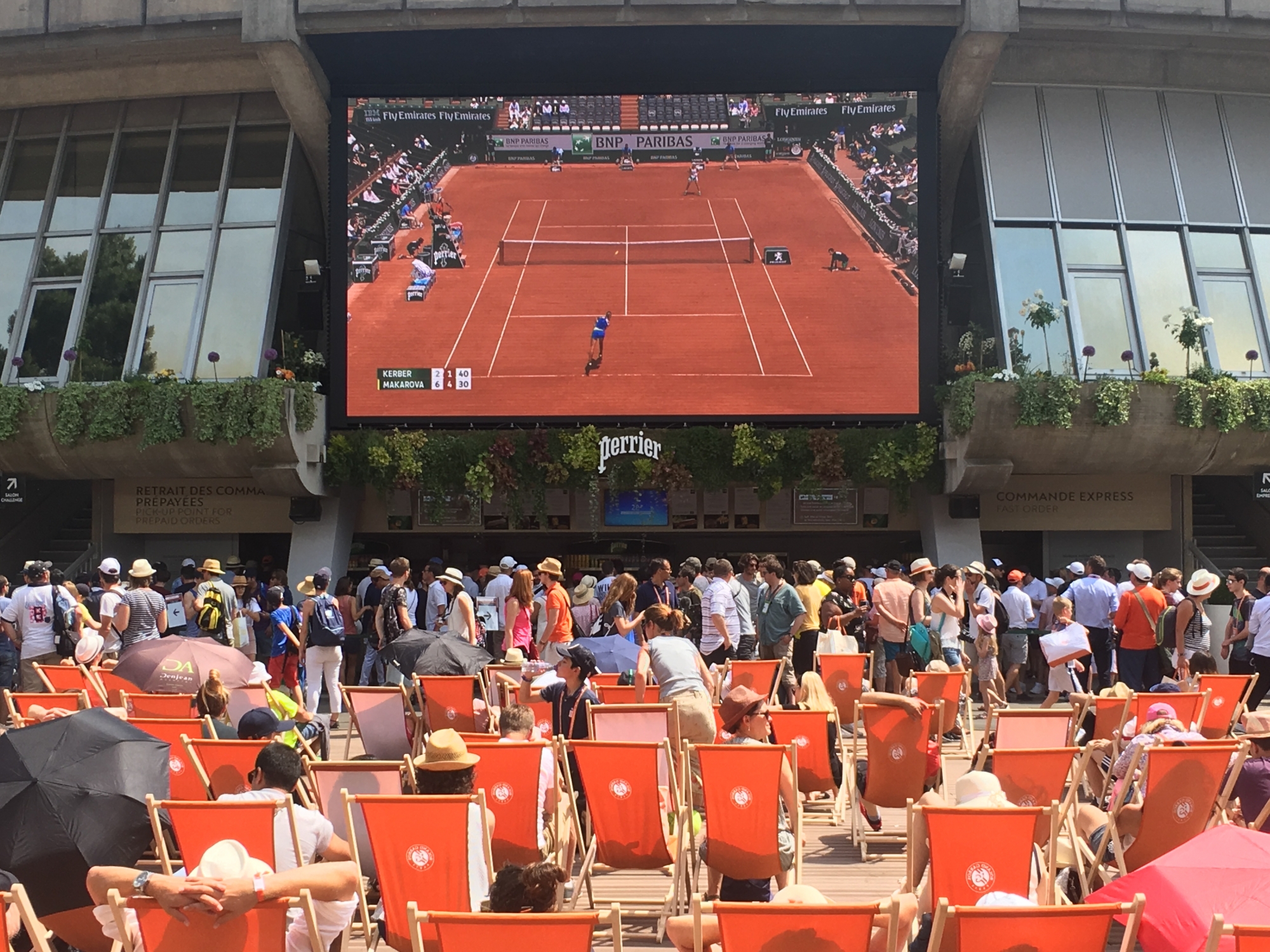 Roland-Garros : La Place des Mousquetaires et son écran géant.