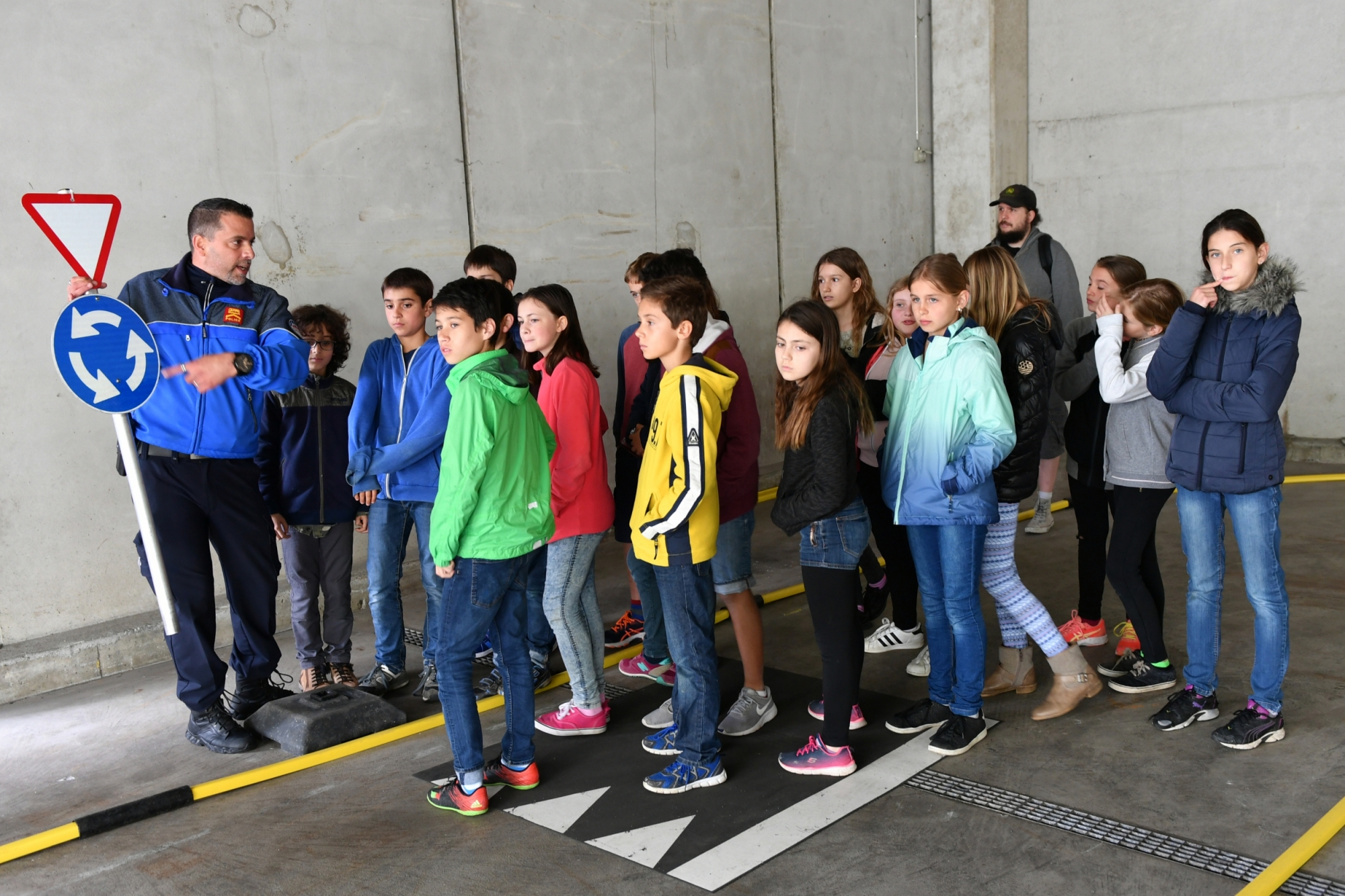 Des cours pour apprendre à se comporter dans le trafic pour les écoliers morgiens avec l'agent Angelo Papotto.