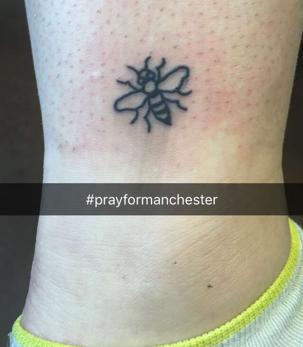 Comme des centaines de Mancuniens, Jessica s'est fait tatouer une abeille. Elle a choisi la cheville.