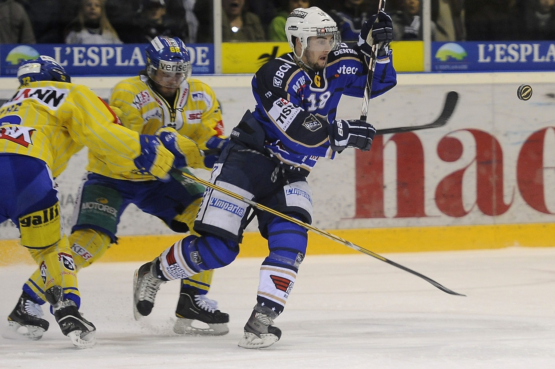 Jérémy Gailland (HCC) face à Noël Guyaz (de dos) et Tim Weber.