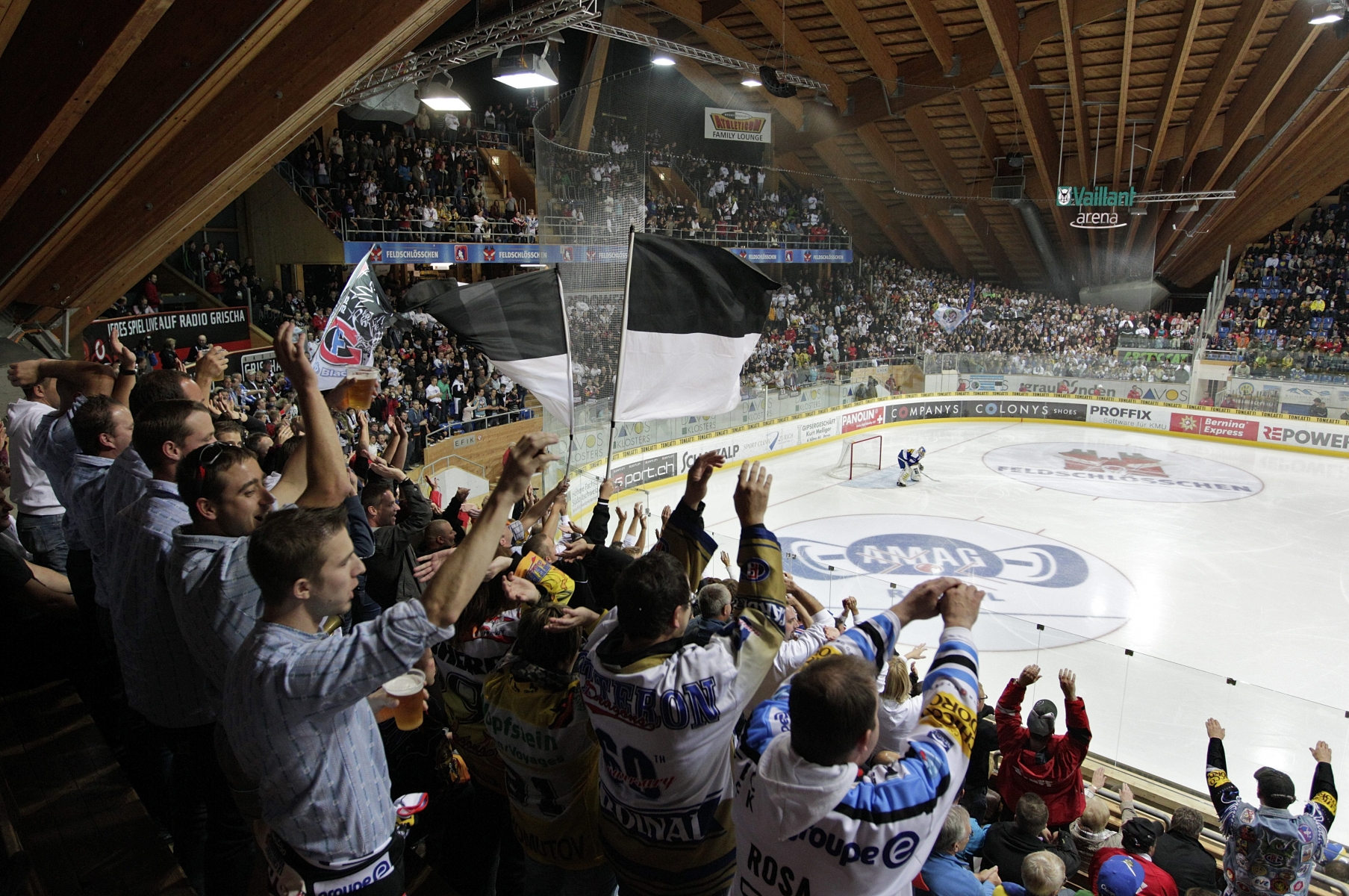 2200 Fribourger Fans feiern zum 75-Jahr Jubilaeum des HC Fribourg ihre Mannschaft, beim Eishockeyspiel der National League A zwischen dem HC Davos und dem HC Fribourg Gotteron, am Freitag, 5. Oktober 2012, in der Vaillant-Arena in Davos. (KEYSTONE/Arno Balzarini)