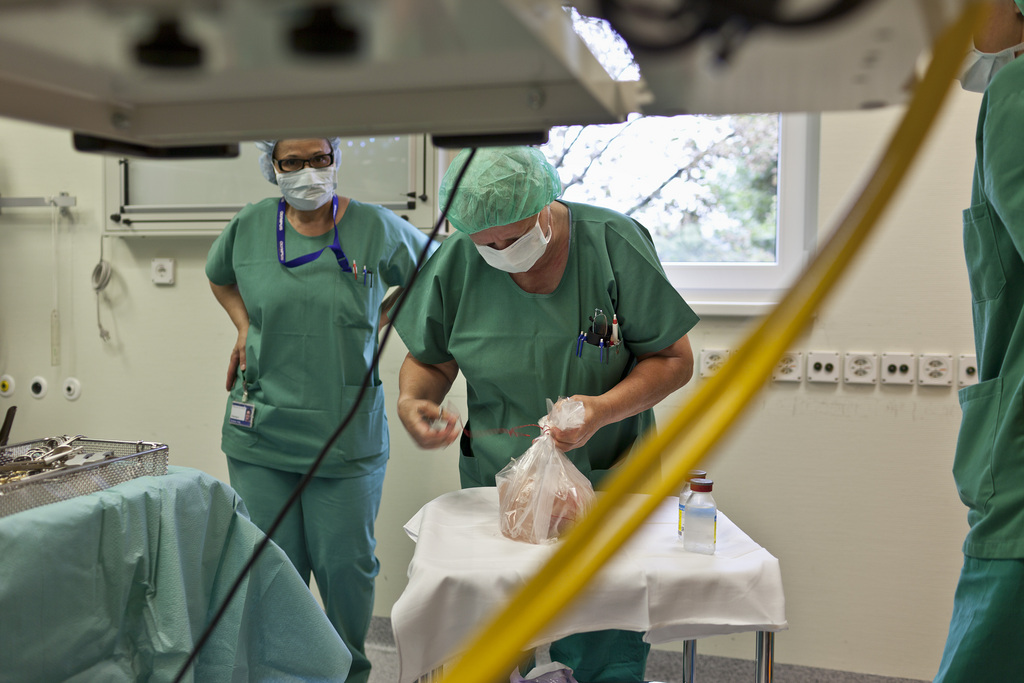 A physician opens a bag with a healthy heart inside at the Children's Hospital Zurich in Zurich, Switzerland. The heart is to be implanted into a seven-year-old child. The intervention is carried out by chief of surgery Rene Pretre. Picture taken in summer 2011. (KEYSTONE/Gaetan Bally)

Ein Arzt oeffnet im Kinderspital Zuerich einen Sack, in dem sich ein gesundes Herz befindet. Das Herz soll einem 7-jaehrigen Kind einoperiert werden. Der Eingriff wird von Professor Rene Pretre, Chefarzt Chirurgie am Kinderspital Zuerich, durchgefuehrt. Aufgenommen im Sommer 2011 in Zuerich. (KEYSTONE/Gaetan Bally)