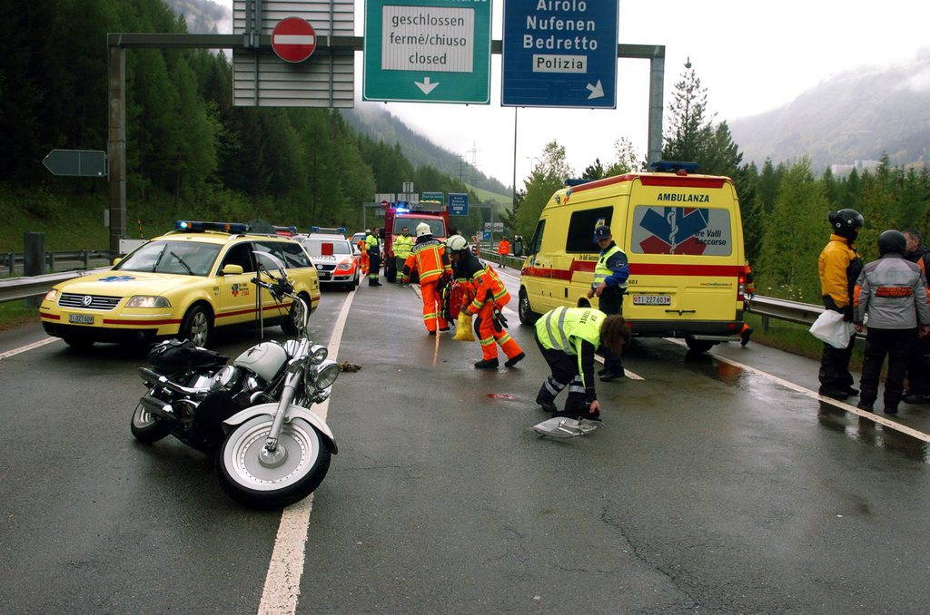 Rettungskraefte sind bei Airolo auf der A2 im Einsatz, am Sonntag, 20. Mai 2012. Eine Motorradlenkerin aus dem Kanton Obwalden verlor heute Nachmittag kurz nach der Autobahneinfahrt die Kontrolle ueber ihr Motorrad. Polizei und Feuerwehr befanden sich danach an der Unfallstelle im Einsatz. Aufgrund der Schwere der Verletzungen der involvierten Personen begab sich auch die Rega an die Unfallstelle. (KEYSTONE/Giuliano Giulini)