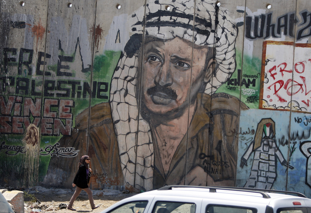 Un portrait de Yasser Arafat dans les rues de Ramallah. Des experts du CHUV s'y rendront pour examiner sa dépouille, suivant la piste d'un empoisonnement au polonium. 