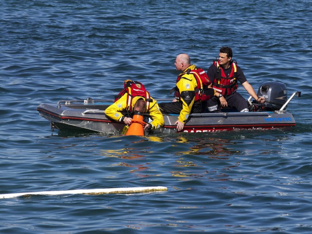 Les pompiers du SIS recherchent une personne qui s'est noyee dans le lac Leman face aux Bains des Paquis, ce samedi 18 aout 2012 a Geneve. (KEYSTONE/Salvatore Di Nolfi)