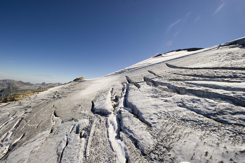 Un parapentise a glissé sur une pente raide du Titlis (photo) avant de tomber dans une crevasse lundi.