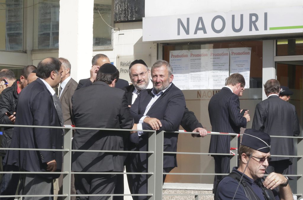 Le Maire de Sarcelles, Francois Pupponi, et le Rabbin de Sarcelles Rav Chalom Berros parlent avec des membres  de la communauté juive devant la magasin victime de l'explosion.