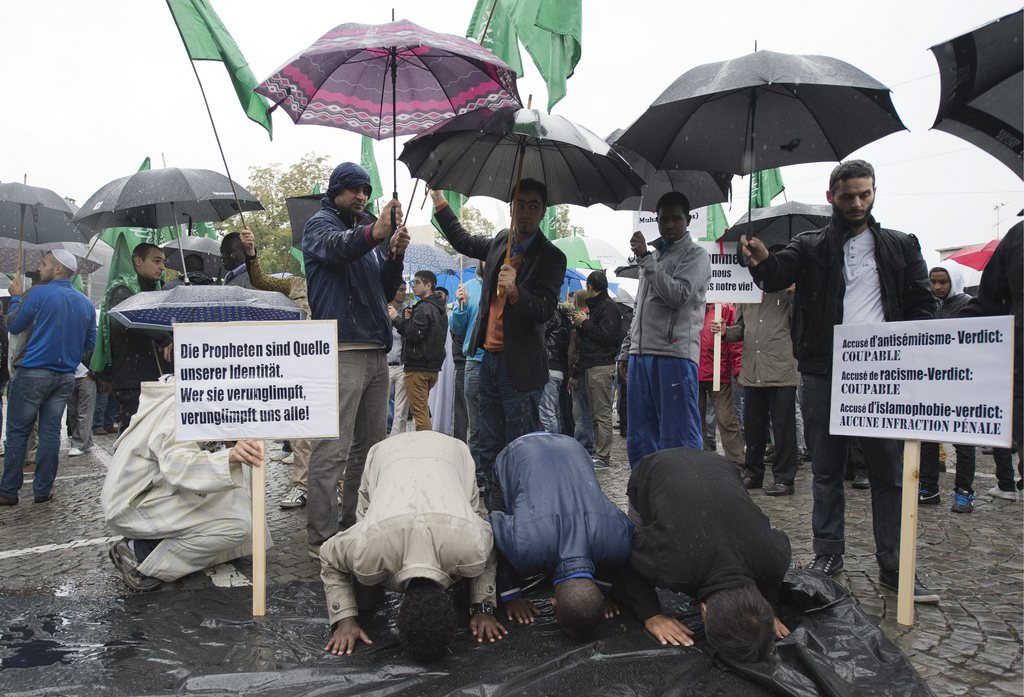 Islamisten demonstrieren gegen den Hetzfilm des Propheten Mohhamed, der im Internet kursiert, am Samstag, 22. September 2012, in Bern. (KEYSTONE/Peter Schneider)