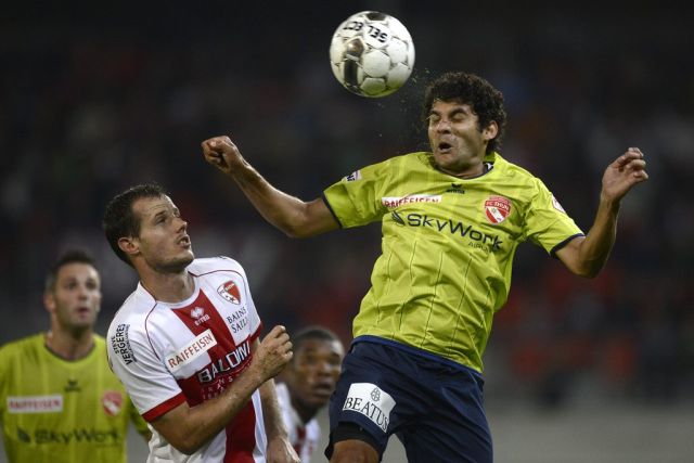 Le joueur valaisan Xavier Margairaz, gauche, lutte pour le ballon avec le joueur le joueur bernois Cassio Horta Magalhaes, droite, lors de la rencontre de football de Super League entre le FC Sion et FC Thoune.