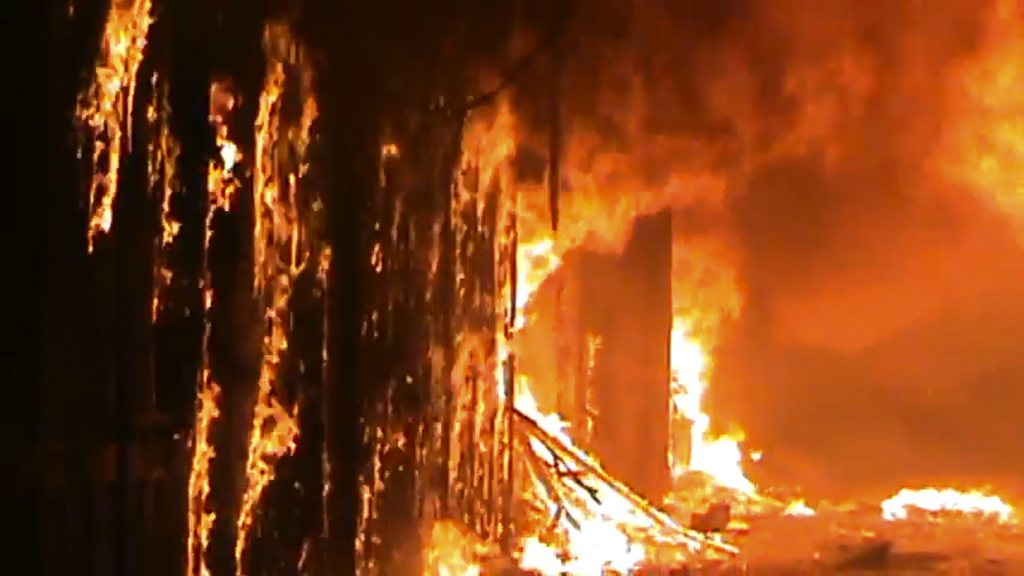 
Centre névralgique du commerce de la ville d'Alep, le souk, classé au patrimoine mondial de l'Unesco, a été partiellement détruit par les flammes, samedi, quand les rebelles au régime ont tenté de s'infiltrer dans cette zone tenue par l'armée du président Bachar al-Assad.