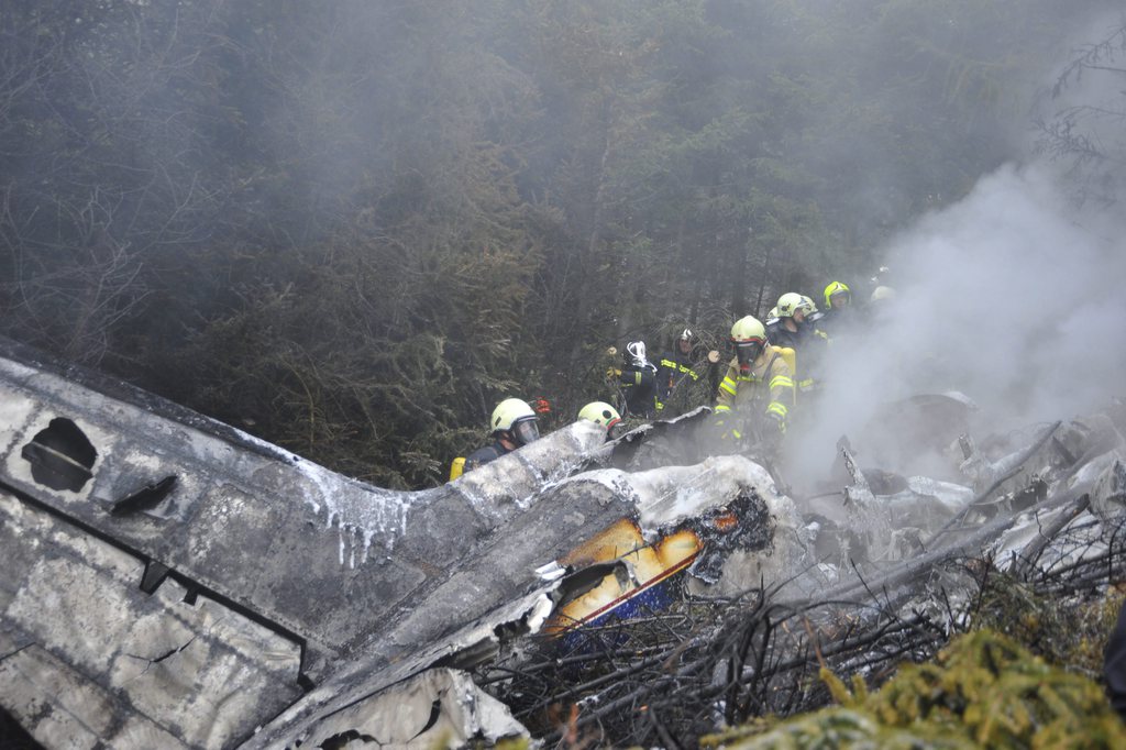 epa03415801 Rescue teams at the wreck of a small plane in a forrest near Ellb?gen (district of Innsbruck), in Tyrol, Austria, 30 September 2012. Six of the eight people died.  EPA/DANIEL LIEBL/ZEITUNGSFOTO.AT
