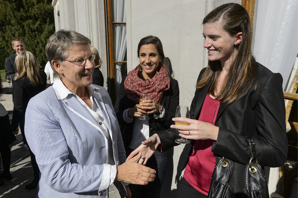 La Conseillere d'etat Vaudoise Beatrice Metraux, gauche, salue les athletes Marisa Lavanchy (centre) et Lea Sprunger (droite).