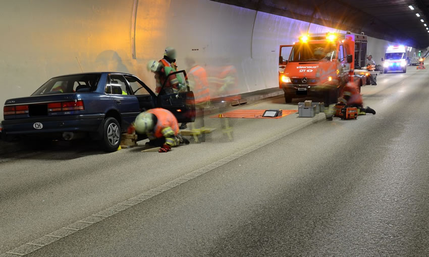 Le tunnel a été complètement fermé à la circulation pour permettre aux pompiers d'intervenir.