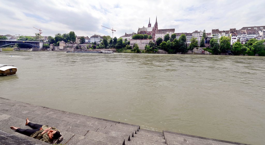 Une des personnes blessées vendredi lors d'une collision entre deux bateaux sur le Rhin à Bâle est décédée samedi soir. Grièvement blessée, elle avait été repêchée et réanimée, avant d'être hospitalisée aux soins intensifs. Une personne est toujours portée disparue.
