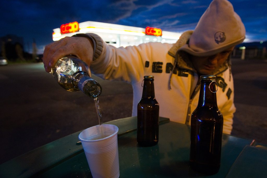 L'Office fédéral de la santé publique constate qu'une personne sur cinq consomme trop souvent de l'alcool et en trop grande quantité.