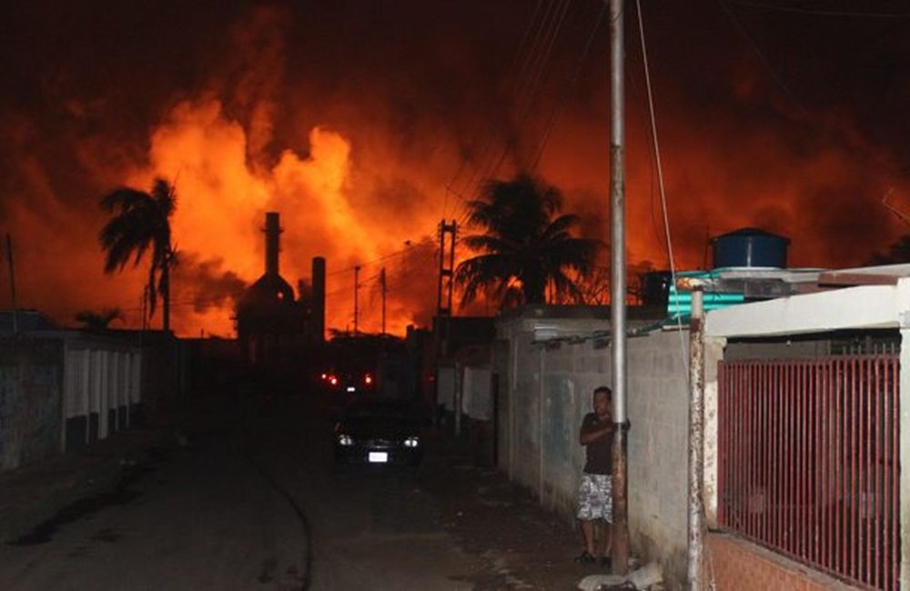 Le feu a férocement dévoré la raffinerie d'Amuay.