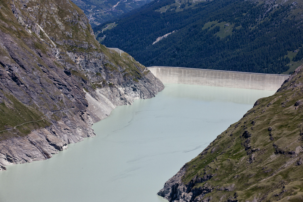 "Les Alpes ne doivent pas, sous le couvert de la lutte contre le réchauffement climatique, être exploitées jusqu'à la dernière goutte d'eau", avance la Commission internationale pour la protection des Alpes (CIPRA).