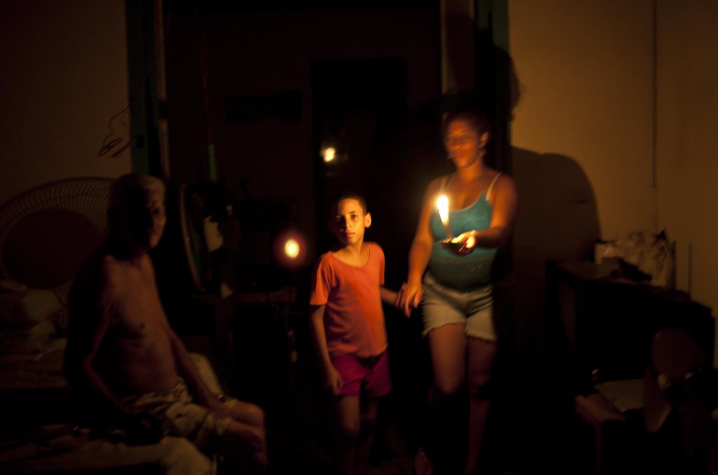 Une panne d'électricité a plongé dans le noir dans la nuit de dimanche à lundi le centre et la partie occidentale de Cuba, dont La Havane.