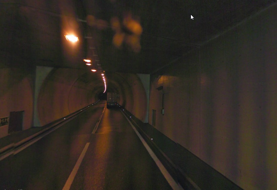 C'est dans le tunnel du Boezberg (Argovie) sur l'A3 qu'un véhicule a perdu un bateau hors-bord lundi. Il n'y pas eu de blessé.