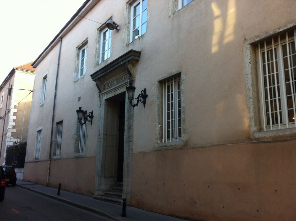 Les deux braqueurs de la poste de Gland sont jugés ce mardi par le Tribunal correctionnel de Bourg-en-Bresse.