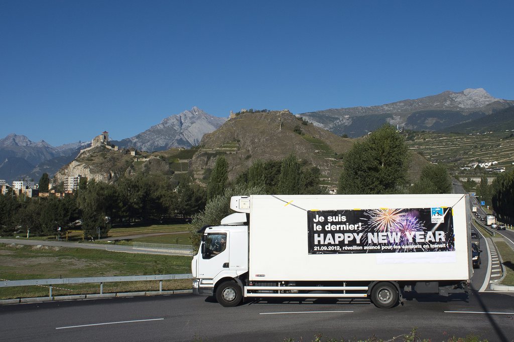L'initiative des Alpes a propose un réveillon avancé pour les camions en transit à l'occasion du millionième camion en transit par la Suisse.