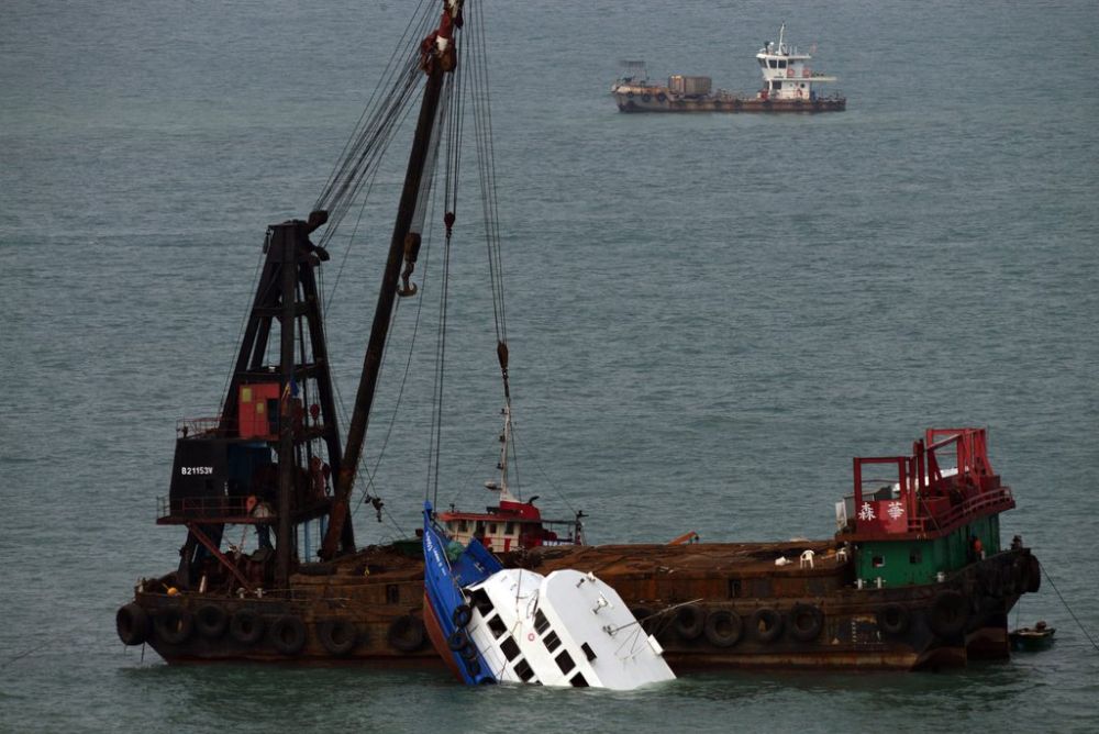 Un des deux ferries a coulé. Les passagers étaient venus assister aux feux d'artifice pour la fête nationale chinoise.