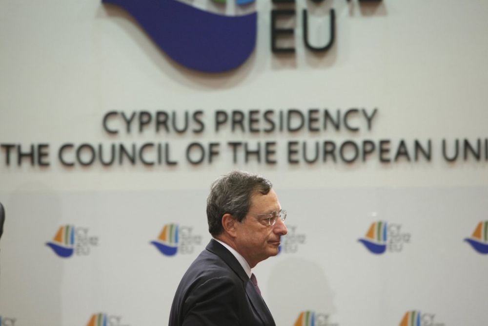 Le Président de la Banque Centrale européenne, Mario Draghi,  quitte la conférence de presse donnée à Chypre.