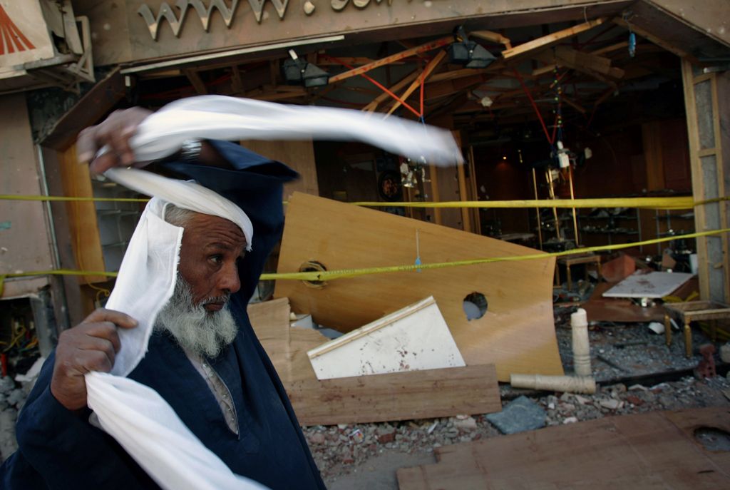 Les attentats sont courants dans cette partie de l'Egypte. Ici un homme remet son turban devant un commerce détruit par une explosion. 