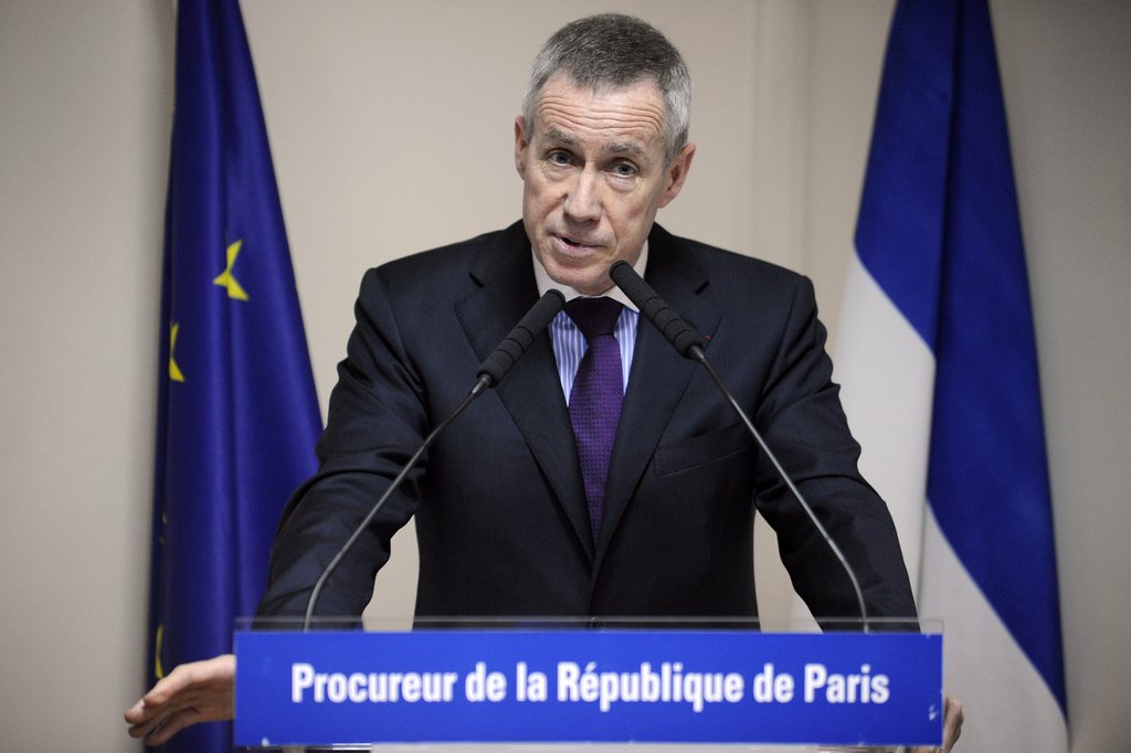 Le Procureur de la République François Molins annonce que des éléments servant à la fabrication d'engins explosifs ont été découverts dans l'enquête dans les milieux islamistes français.
