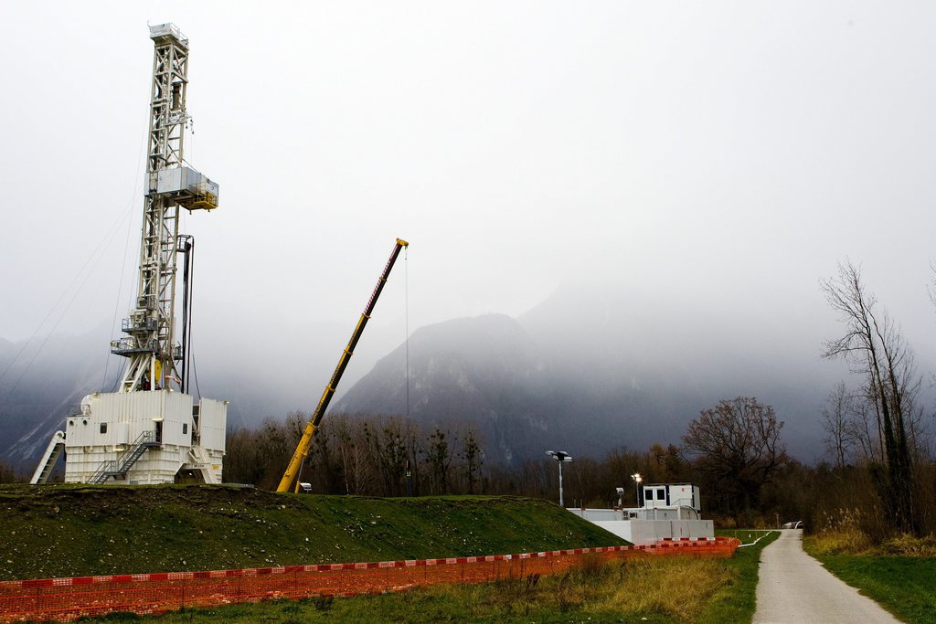 Les forages pour le gaz de schiste projetés en France voisine inquiètent les Suisses. L'Argentine a industrialisé l’exploitation de ces ressources. Un livre publié par la Fondation Cetim à Genève le raconte.