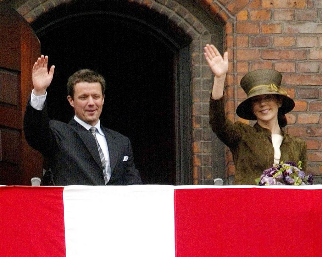 Les formalités administratives du mariage étant bien plus simples au Danemark, nombre de couples allemands passent la frontière pour y convoler en justes noces. Dans cette photo, le prince Frederik se fiance avec l'Australienne Mary Donaldson.