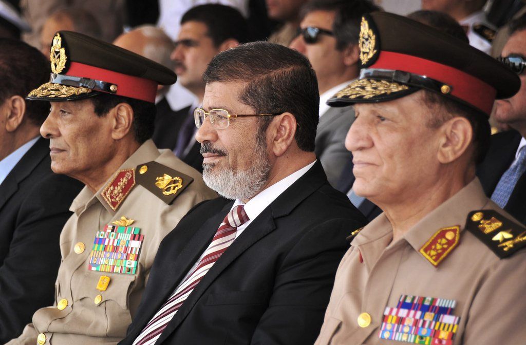 Le président Morsi (centre) entouré par les généraux Tantaoui (g) et Sami Anan (d).