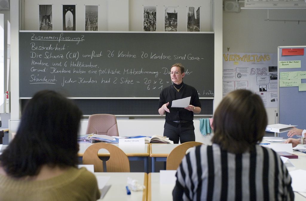 Un professeur donne un cour sur la Suisse à des candidats à la naturalisation. 