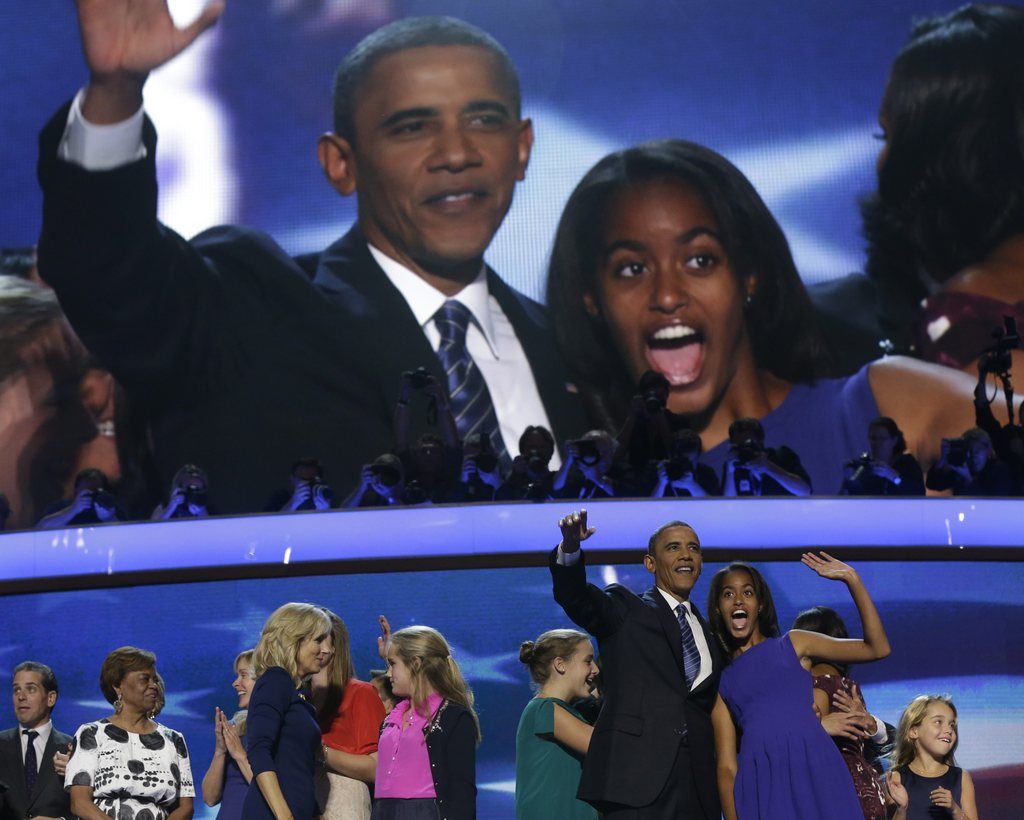 Barack Obama et sa fille Malia saluent les délégués démocrates à la fin de la convention nationale des démocrates aux Etats-Unis. 