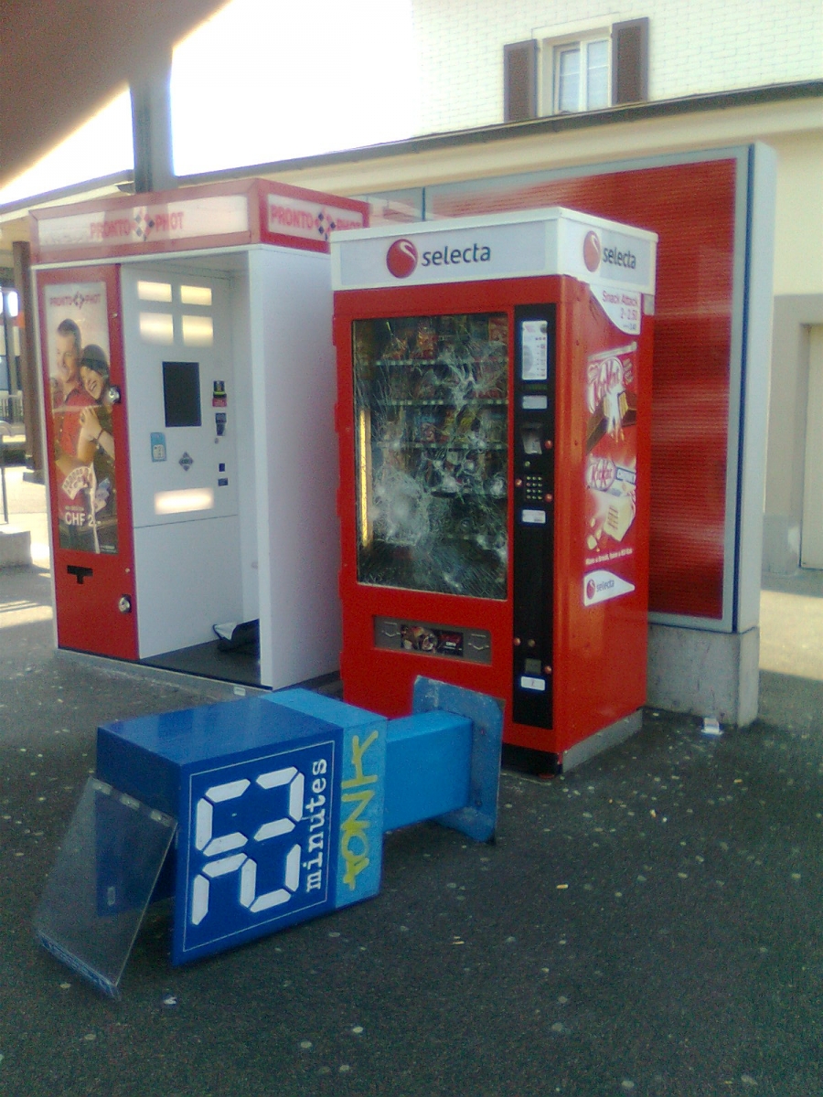 Le distributeur a été fracturé à deux reprises, dont une fois s'aidant de la caissette à journaux.