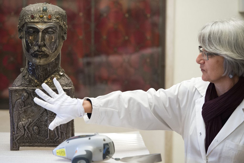 Des pièces de l'Abbaye de Saint-Maurice (ici un buste chef reliquaire de Saint Candide observé par Denise Witschard, Conservatrice-restauratrice du Laboratoire de l'Abbaye devraient se retrouver au Louvre à Paris en 2014.. 