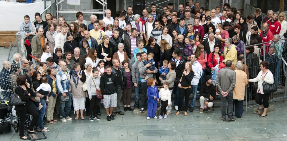 La famille CVLETCOVIC vit depuis plus de 9 ans en Suisse. Leur renvoi a été prononce par l'autorité compétente qui leur a intime leur retour au Kosovo. Une manifestation de soutien a eu lieu ce jour a Martigny. 