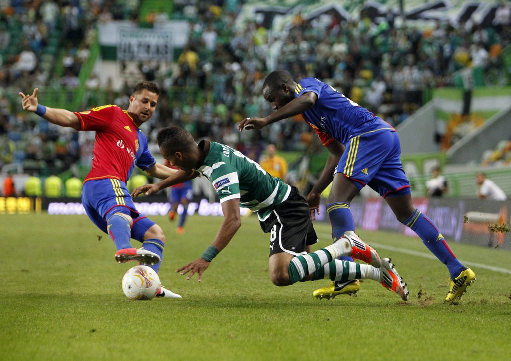 Grâce à une défense solide, le FC Bâle (ici Markus Steinhoefer, à droite) a ramené un très bon point de Lisbonne, contre le Sporting du Portugal, lors de la 1re journée de l'Europa League (0-0). 